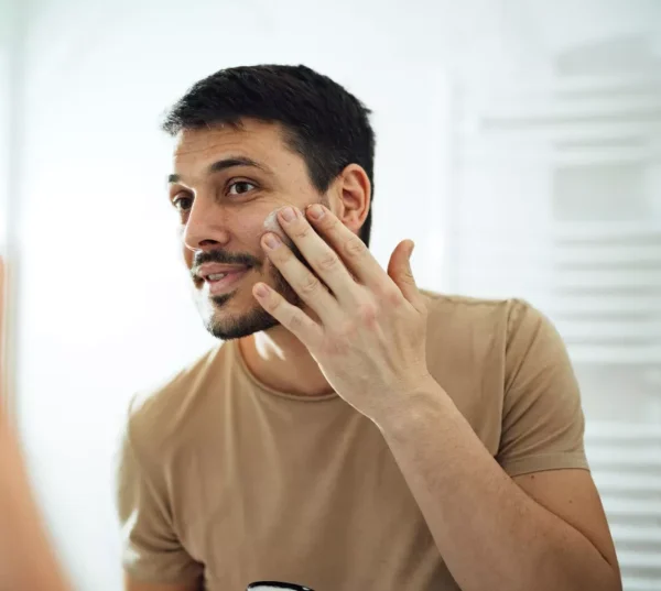 li-man-applying-gel-face-pdp