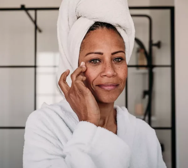 li-woman-applying-eye-gel-pdp