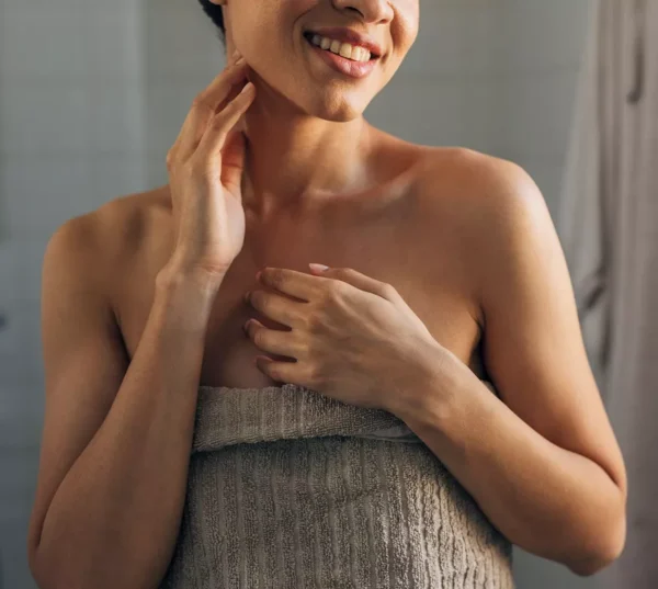 li-woman-applying-lotion-pdp