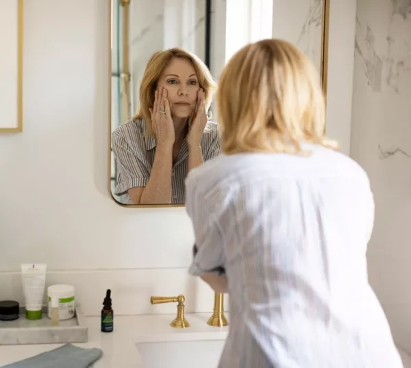 li-woman-applying-skin-serum-pdp