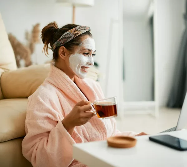 li_woman_face_mask_relaxing_1344043831