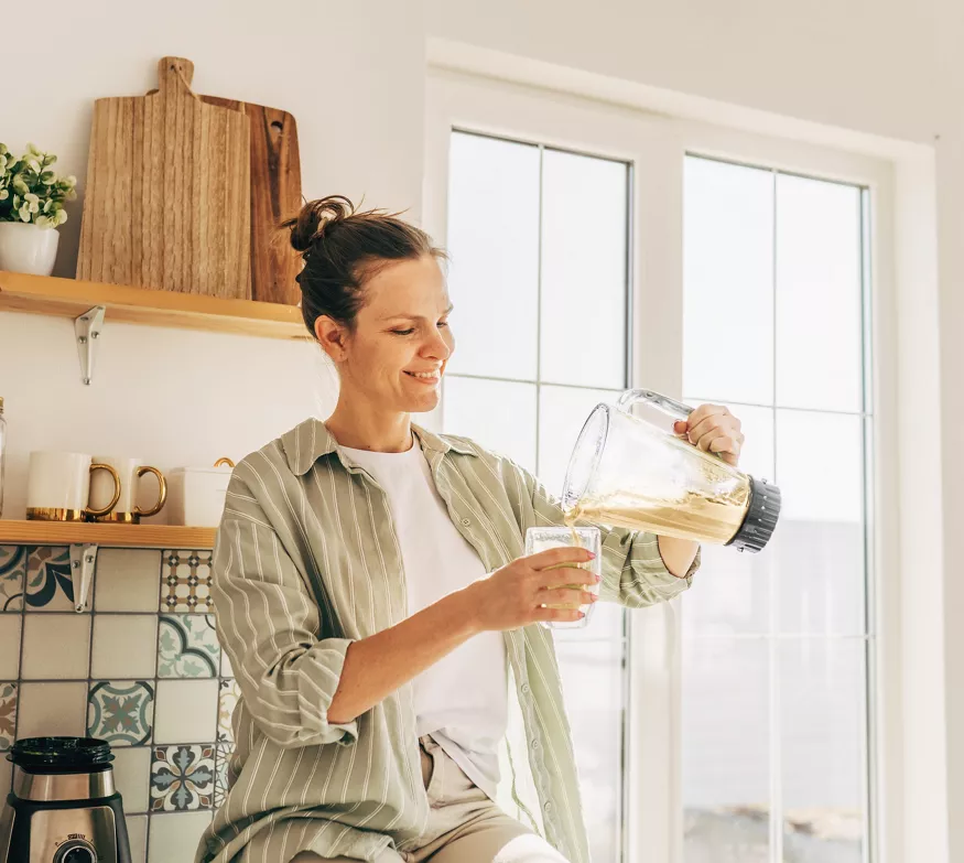 Kvinne lager shake med Herbalife Personalized Protein Powdermetthet