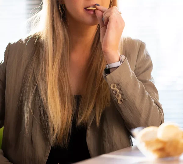 li-woman-eating-protein-chips
