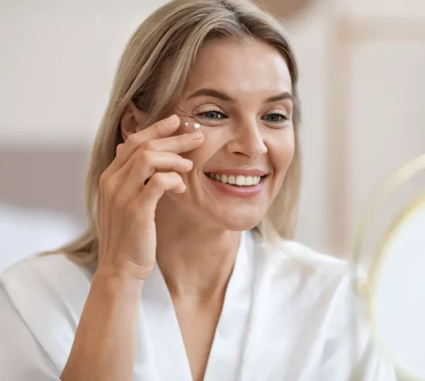 li-woman-applying-eye-cream-pdp